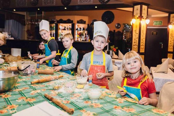 Dzieci na warsztatach kulinarnych w Hotelu Białowieski w Białowieży